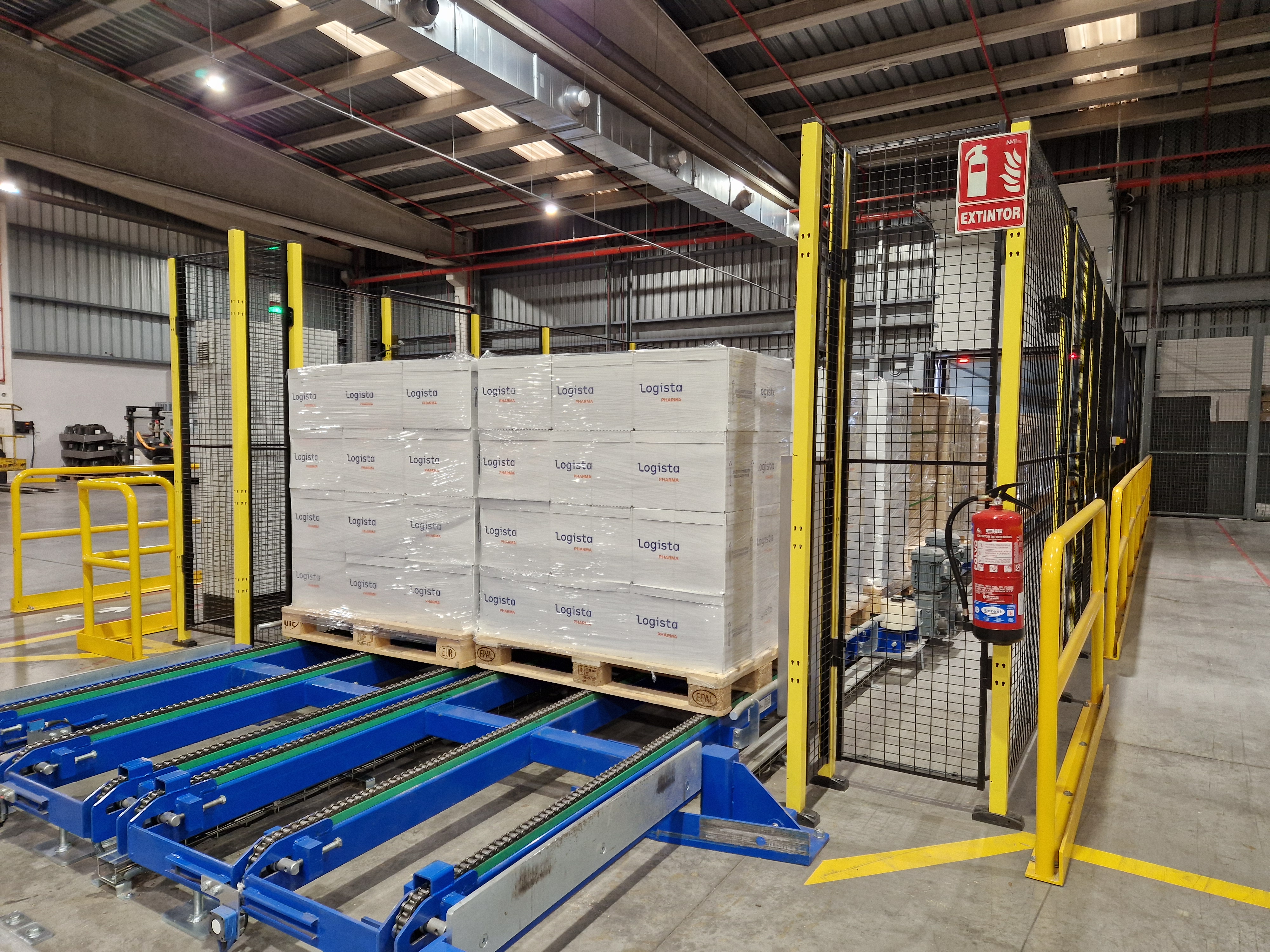 Muelle de carga y descarga de las instalaciones de Logista Pharma en Leganés